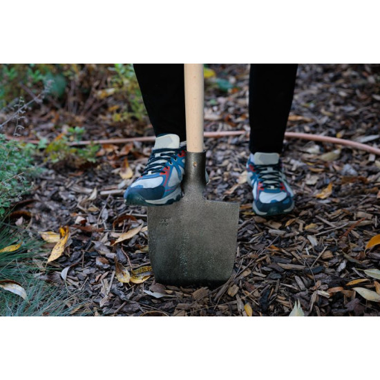 Spade Gardex 1250g, pointed, with handle