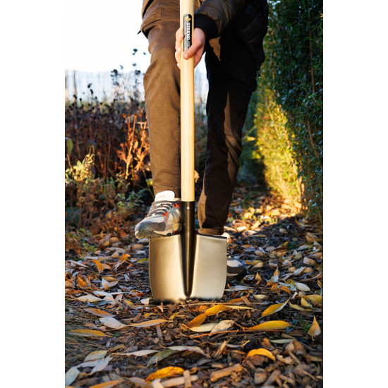 Spade pointed top with wooden handle D